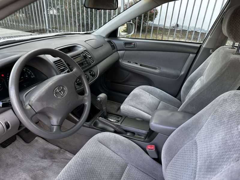 Toyota Camry Image 6