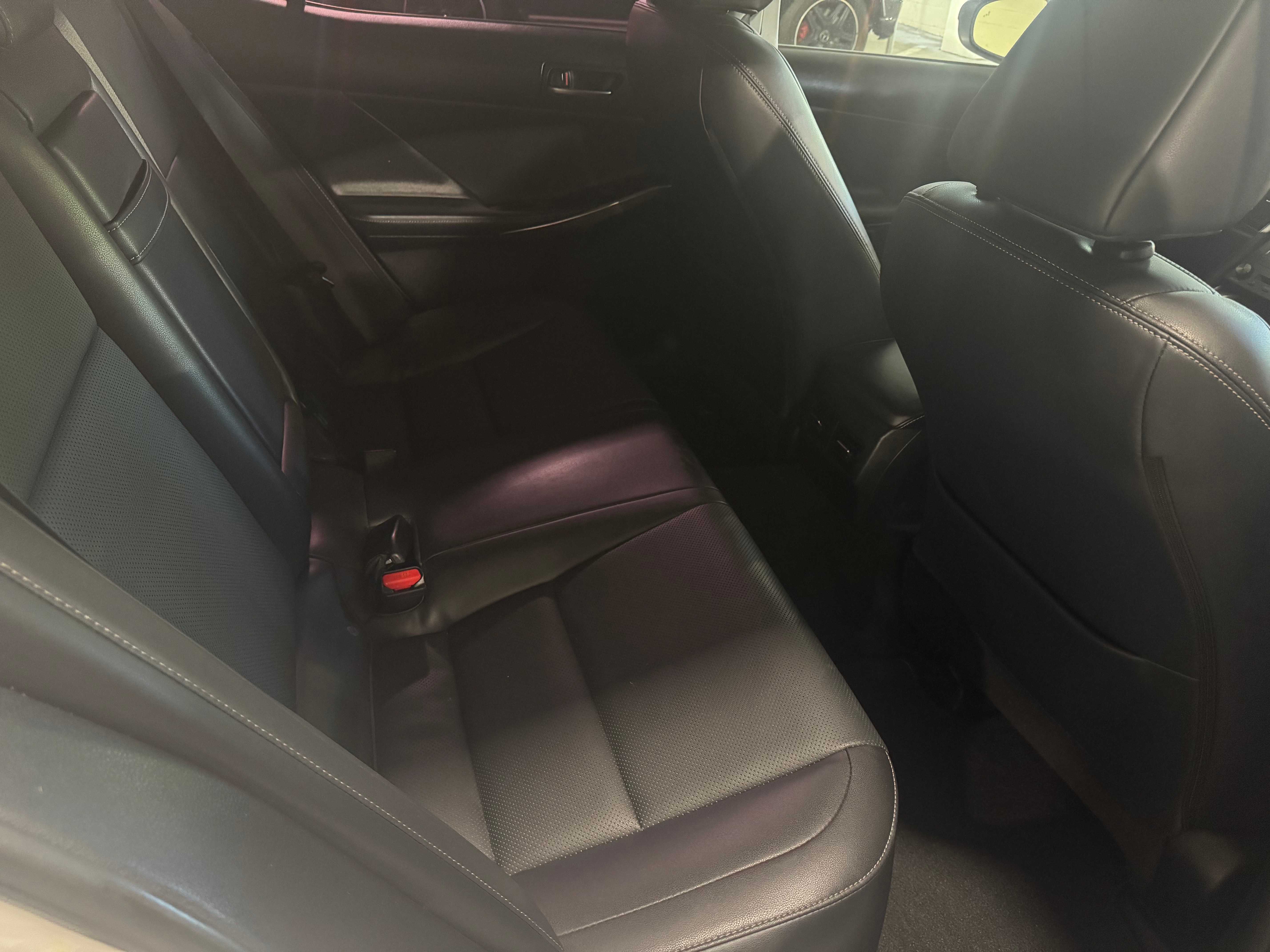 Lexus IS 200t Image 8