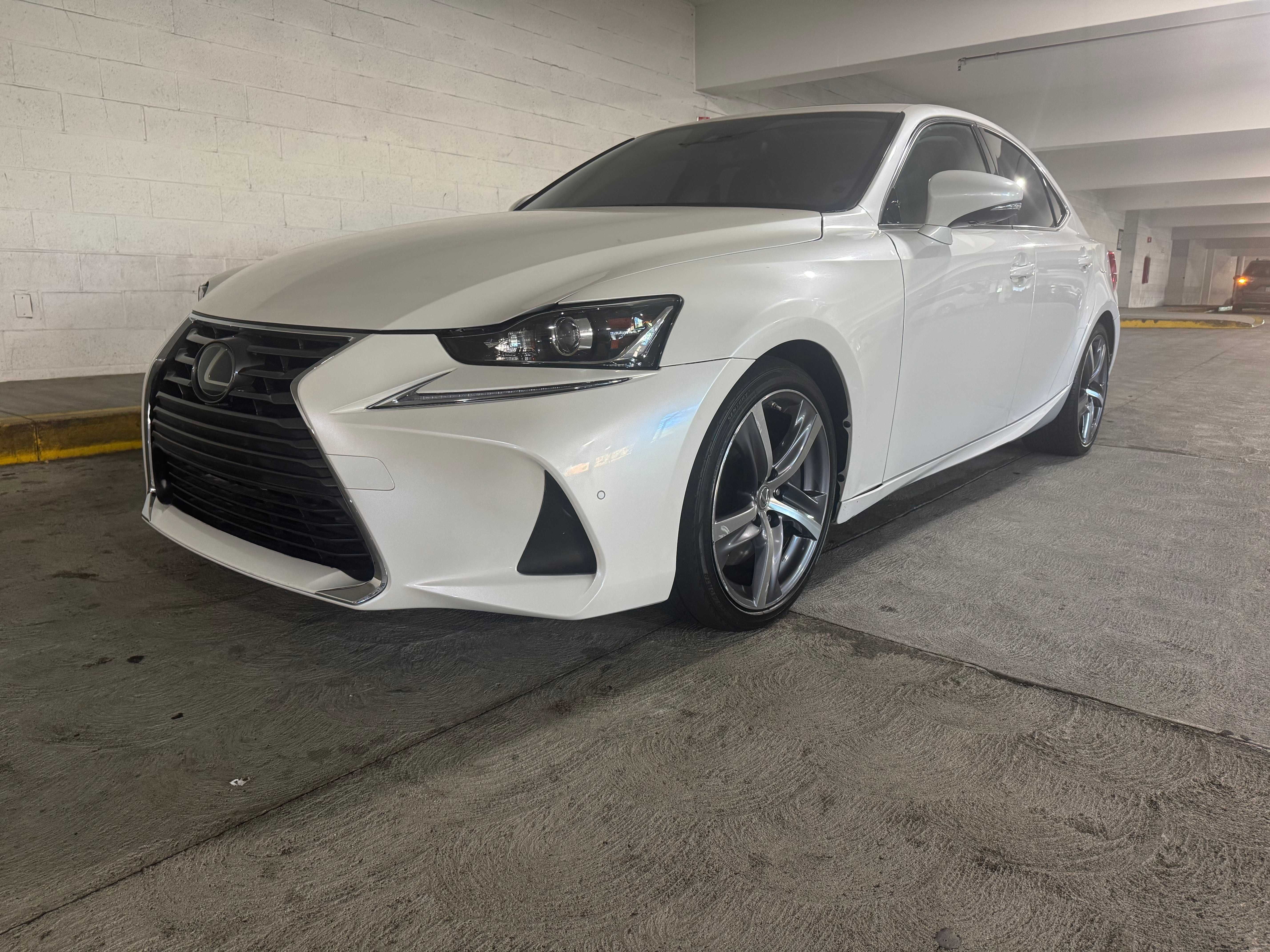 Lexus IS 200t Image 1