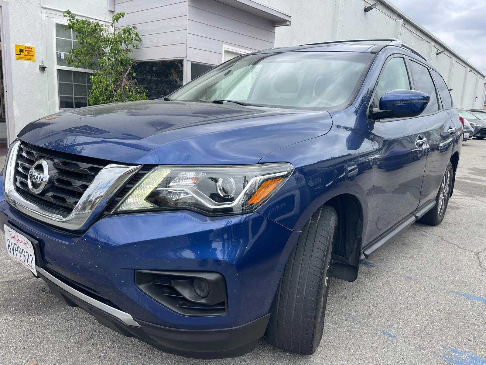 Nissan Pathfinder Image 2