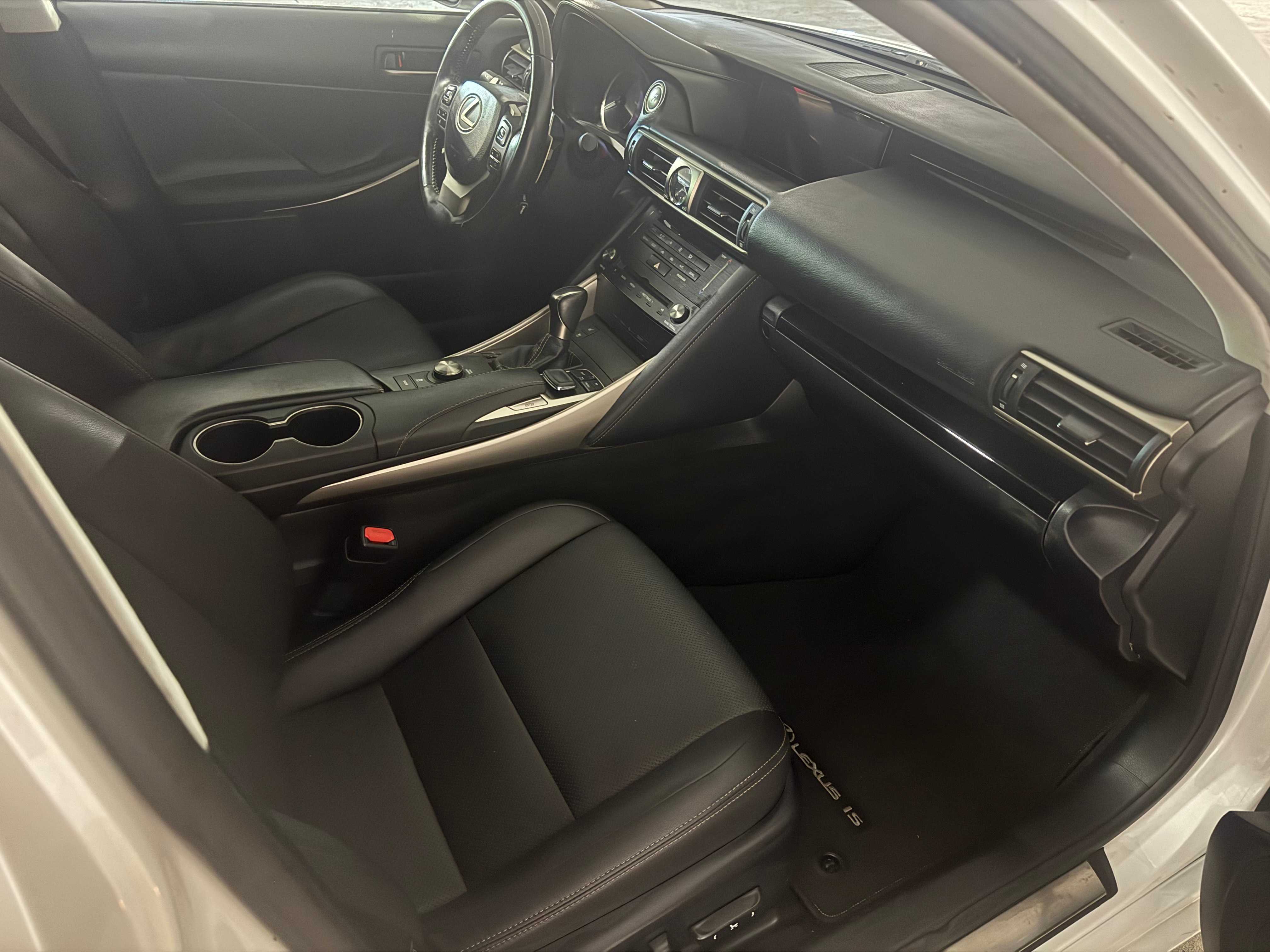 Lexus IS 200t Image 7
