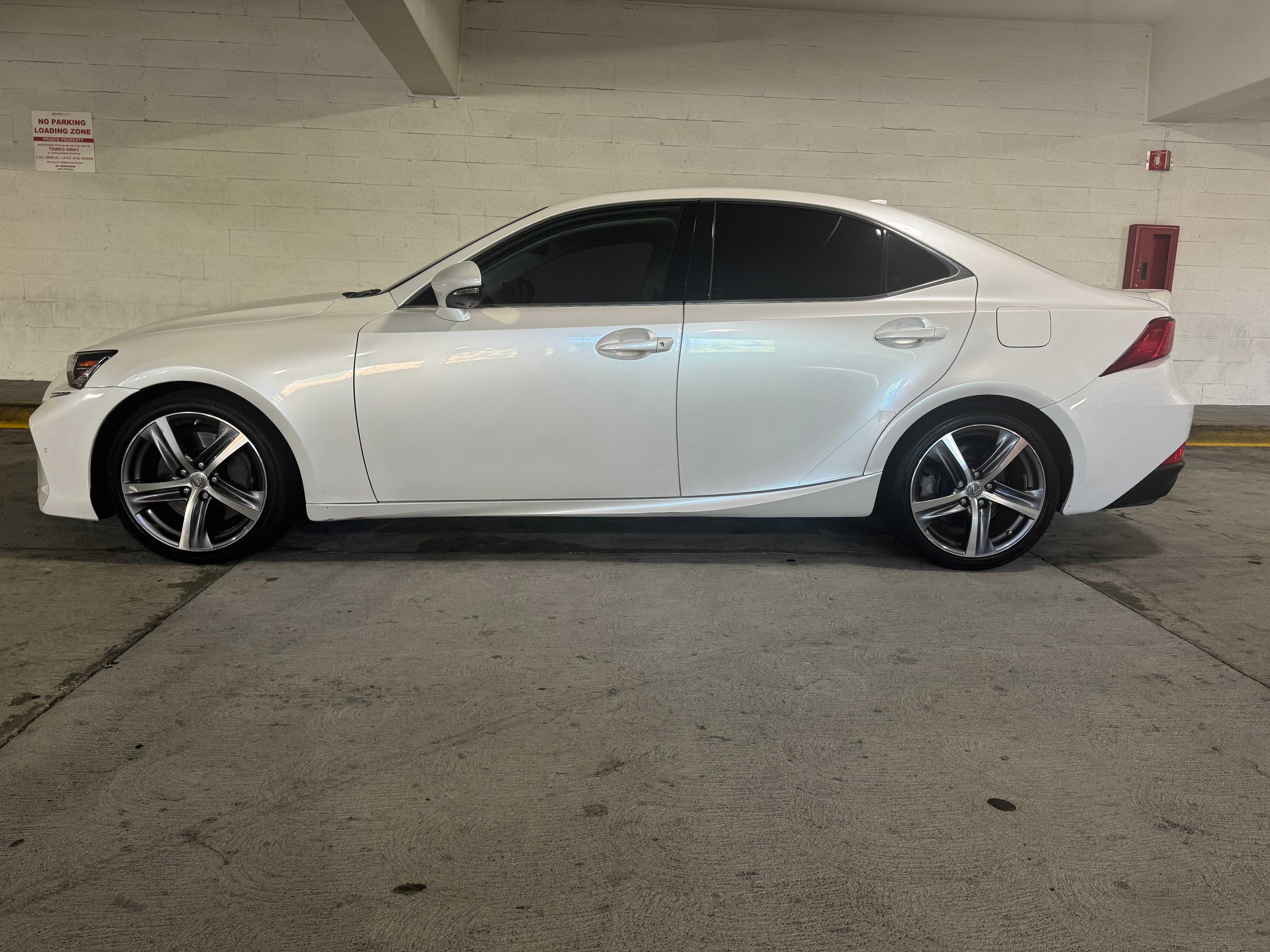 Lexus IS 200t Image 2