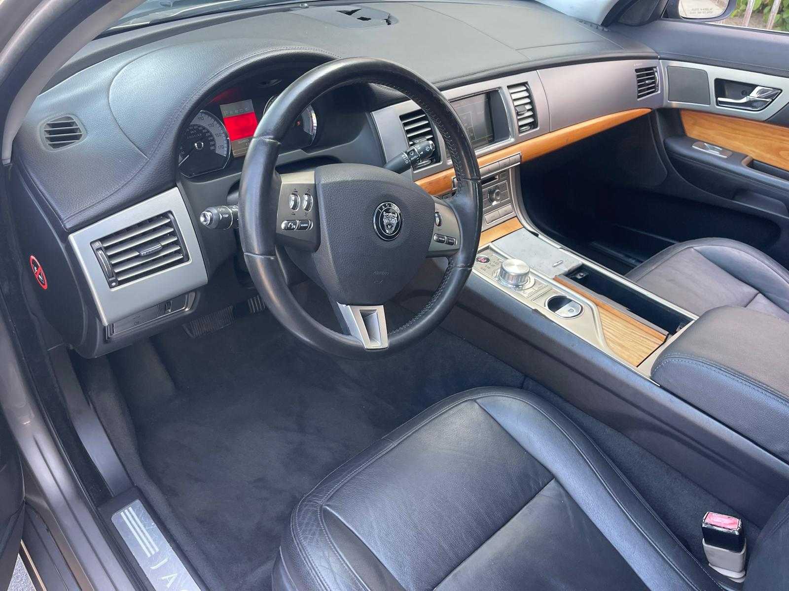 Jaguar XF Image 6